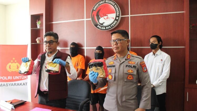 Polisi Gagalkan Penyelundupan 30 Kg Sabu, Tiga Kurir Internasional Ditangkap 1 Polda Sulteng amankan tiga pelaku penyelundupan sabu dengan berat 30 Kilogram di Palu. (dok. istimewa)