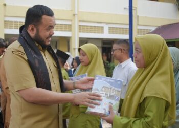 Penyerahan LKS gratis oleh Wako Fadly Amran. (dok. istimewa)