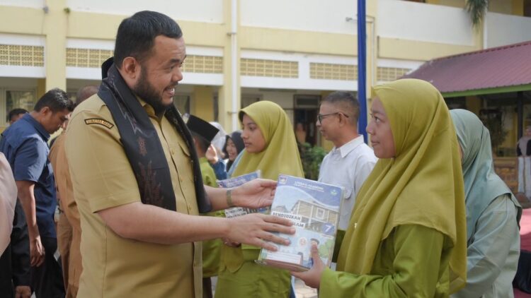 Wako Fadly Amran Serahkan LKS Gratis, Bagian dari Progul Padang Juara 1 Penyerahan LKS gratis oleh Wako Fadly Amran. (dok. istimewa)