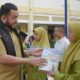 Penyerahan LKS gratis oleh Wako Fadly Amran. (dok. istimewa)