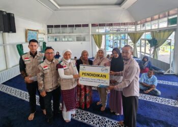 Penyerahan bantuan pendidikan YBM PLN UP3 Padang. (dok. Humas PLN)