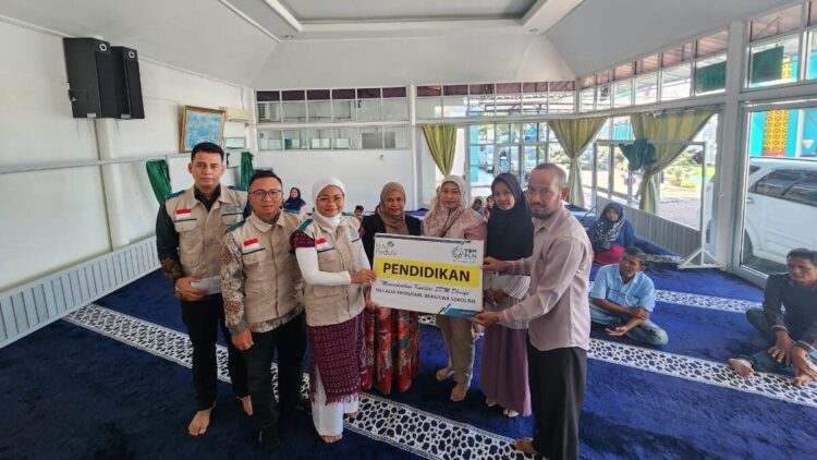 YBM PLN UP3 Padang Salurkan Bantuan Pendidikan kepada 18 Orang Mustahiq 1 Penyerahan bantuan pendidikan YBM PLN UP3 Padang. (dok. Humas PLN)