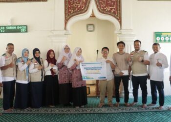 Penyerahan beasiswa untuk pelajar dari PLN UP3 Bukittinggi. (dok. Humas)