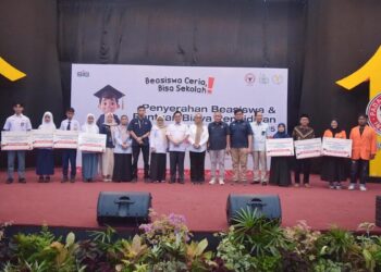 Penyerahan beasiswa PT Semen Padang. (dok. Humas)