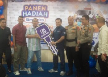 Penyerahan hadiah program Simpedes di BRI BO Pariaman. (dok. istimewa)