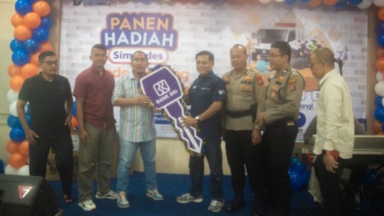 BRI BO Pariaman Gelar Panen Hadiah Simpedes, Nasabah di Sungai Limau Menang Mobil 1 Penyerahan hadiah program Simpedes di BRI BO Pariaman. (dok. istimewa)