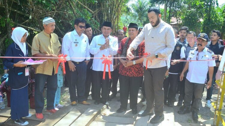 Pascarusak Parah, Jembatan Pasa Lalang Kuranji Kini Sudah Bisa Dinikmati Masyarakat 1 Wako Fadly Amran resmikan jembatan Pasa Lalang, Kecamatan Kuranji. (dok. Prokopim)