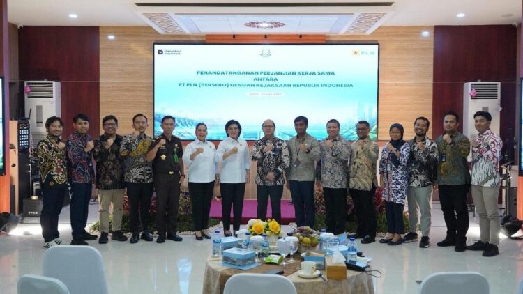 Perjanjian kerja sama PLN dan Kejati Sumbar. (dok. Humas PLN)