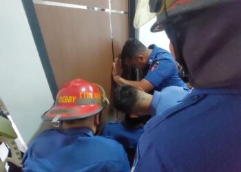Personil Damkar Kota Padang selamatkan balita terkurung di kamar mandi. (dok. Damkar Padang)
