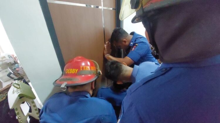 Bocah 2 Tahun Terkunci di Kamar Mandi, Damkar Padang Turun Tangan 1 Personil Damkar Kota Padang selamatkan balita terkurung di kamar mandi. (dok. Damkar Padang)