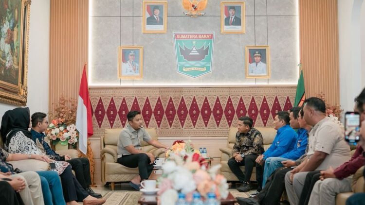 Wagub Vasko Tindak Tegas Pukat Harimau, Wako Sibolga Datang ke Sumbar Minta Maaf 1 Pertemuan Wagub Vasko dengan Wako Sibolga dan jajaran DPRD. (dok. adpsb)