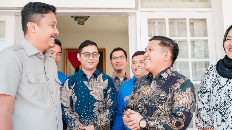 Wagub Sumbar Apresiasi Nelayan Sibolga-Tapteng dalam Memberantas Praktik Pukat Harimau 1 Pertemuan Wagub Vasko dengan Wako Sibolga dan membahas masalah pukat harimau di kedua kawasan. (dok. adpsb)