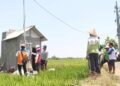 Salah satu petani di Desa Sukorejo, Ponorogo, Jawa Timur mendengarkan penjelasan dari Petugas PLN terkait penggunaan kWh meter untuk mengontrol listrik pompa air persawahan melalui program Electrifying Agriculture (EA). (dok. Humas PLN)
