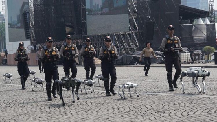 Polri memperkenalkan 25 unit robot patrol humanoid, robot anjing pintar (i-K9), tank patroli dengan drone surveillance hingga Ropi. (dok.Polri)