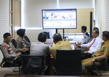 Rapat Wakapolda Sumbar dengan jajaran Pemprov Sumbar via daring dengan Menteri Kehutanan dan Kepala BNPB terkait penanganan Karhutla. (dok. Bidhumas)