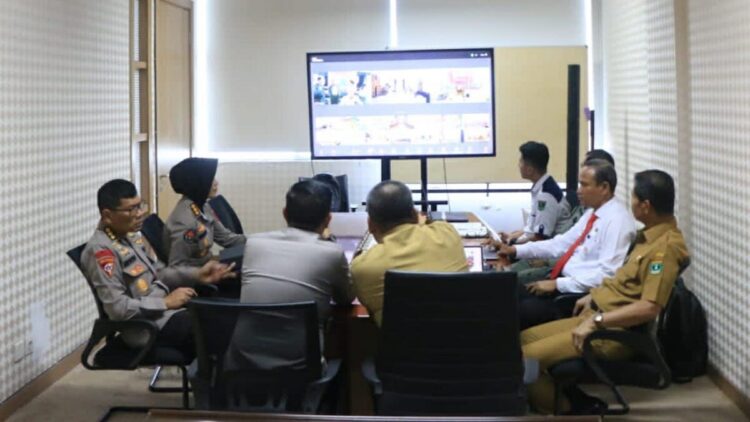 Rapat Wakapolda Sumbar dengan jajaran Pemprov Sumbar via daring dengan Menteri Kehutanan dan Kepala BNPB terkait penanganan Karhutla. (dok. Bidhumas)