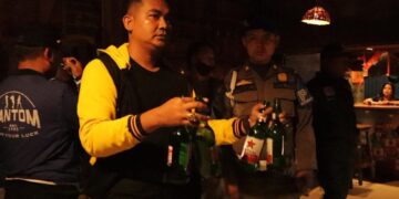 Razia Tempat Karaoke di Tunggul Hitam, Satpol PP Padang Amankan Satu Wanita dan Minol 7 Razia Satpol PP Padang di kawasan Tunggul Hitam berhasil menyita minol dan seorang wanita tanpa kartu identitas. (dok. Satpol PP Padang)