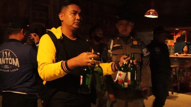 Razia Tempat Karaoke di Tunggul Hitam, Satpol PP Padang Amankan Satu Wanita dan Minol 1 Razia Satpol PP Padang di kawasan Tunggul Hitam berhasil menyita minol dan seorang wanita tanpa kartu identitas. (dok. Satpol PP Padang)