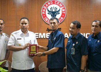 Serah terima cenderamata antara Kepala Unit Komunikasi Semen Padang Ilham Akbar dan Wawako Pariaman Mulyadi. (dok. Humas)