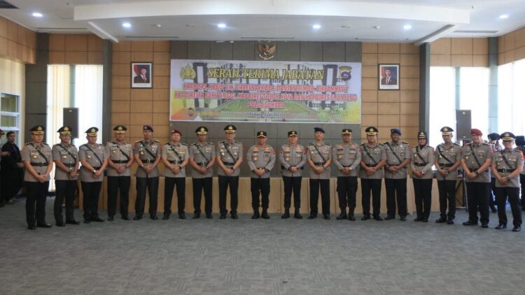 Kapolda Sumbar Pimpin Sertijab Lima Pejabat Utama dan Tiga Kapolres 1 Sertijab lima PJU dan tiga Kapolres jajaran di Mapolda Sumbar. (dok. Bidhumas)