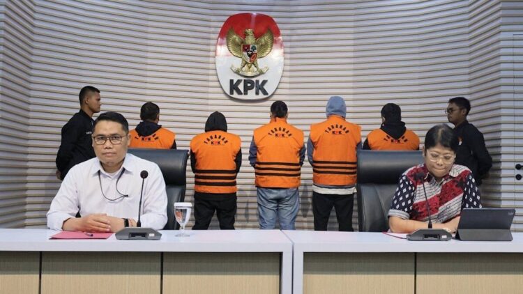 Komisi Pemberantasan Korupsi (KPK) kembali menunjukkan para tersangka hasil operasi tangkap tangan (OTT) kasus proyek pembangunan jalan di Sumatra Utara (Foto: Dok KPK)