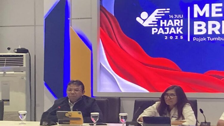 Staf Ahli Menteri Keuangan Bidang Kepatuhan Pajak Yon Arsal dan Direktur Penyuluhan, Pelayanan, dan Humas DJP Rosmauli dalam taklimat media di Jakarta, Senin (14/7/2025) malam. (ANTARA/Imamatul Silfia)