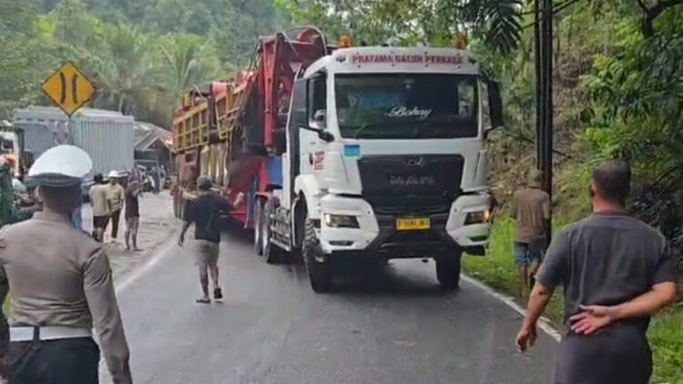 Evakuasi Makan Waktu, Jalur Palupuh Normal Setelah Lima Jam Terhenti 1 truk kecelakaan di jalur Bukittinggi Medan dievakuasi