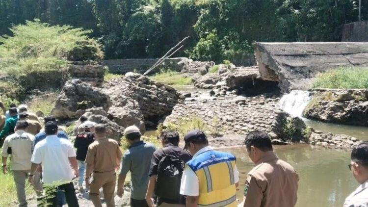 Kepala BWSS V Naryo Widodo bersama Bupati Padang Pariaman, Sumbar John Kenedy Azis dan rombongan mengunjungi irigasi Lubuak Sokoci Ladang Laweh di Nagari Sicincin, Kecamatan 2x11 Enam Lingkung. ANTARA/Aadiaat M. S.