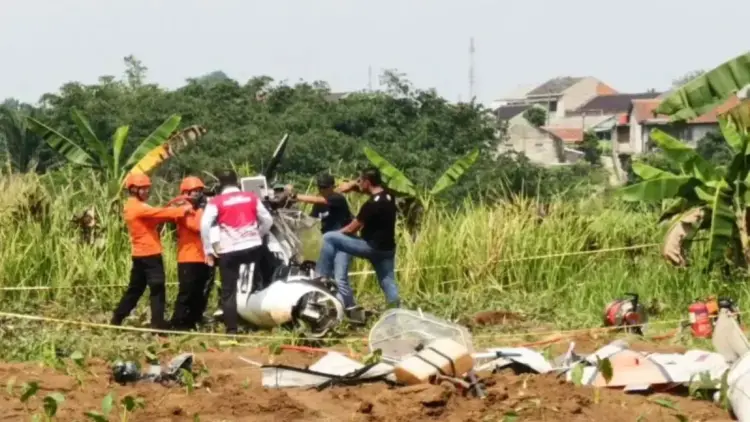 Kecelakaan Pesawat Latih di Bogor, Marsekal Pertama TNI Fajar Adriyanto Gugur 1 Petugas mengevakuasi pesawat latih di kawasan TPU Astana, Ciampea, Kabupaten Bogor, Jawa Barat, Minggu (3/8/2025). (ANTARA/M Fikri Setiawan)