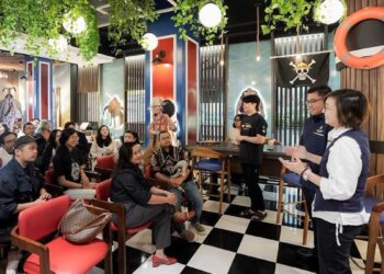 Wakil Menteri Ekonomi Kreatif Irene Umar dan Deputi Bidang Diseminasi dan Media Informasi Kantor Komunikasi Kepresidenan (PCO) Noudhy Valdryno ramah tamah dengan para pemilik IP lokal, Selasa (12/8). (Foto: PCO)