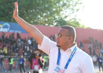 Penasihat Semen Padang FC Andre Rosiade menyapa suporter di GHAS. (dok. Radarsumbar)