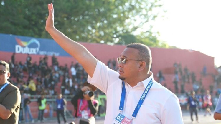 Penasihat Semen Padang FC Andre Rosiade menyapa suporter di GHAS. (dok. Radarsumbar)