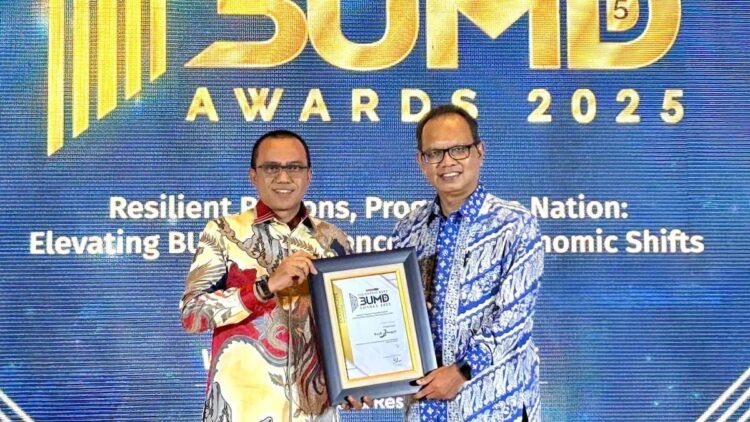 Bank Nagari raih penghargaan dari Warta Ekonomi. (dok. istimewa)