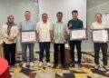 PT Semen Padang Apresiasi Garda Terdepan Penjualan, Pri Gustari: Sinergi Kunci Menangkan Persaingan 7 Dirut PT Semen Padang Pri Gustari serahkan penghargaan untuk distributor. (dok. Humas)