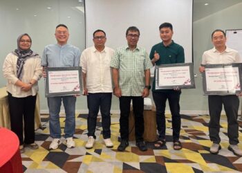 Dirut PT Semen Padang Pri Gustari serahkan penghargaan untuk distributor. (dok. Humas)