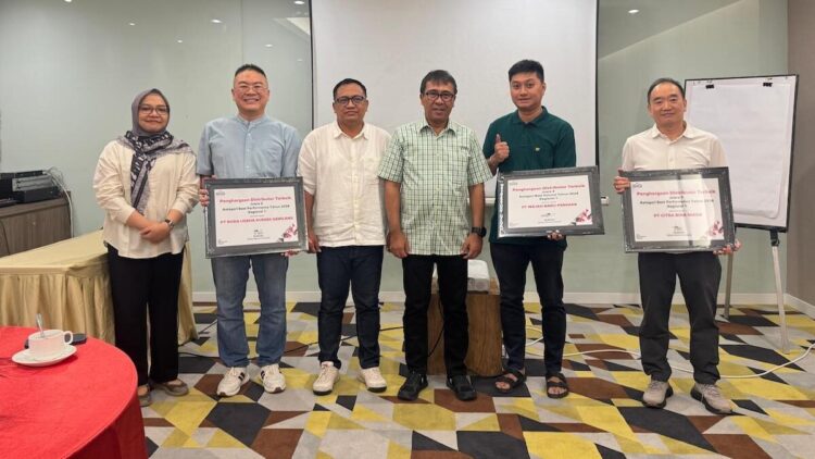 PT Semen Padang Apresiasi Garda Terdepan Penjualan, Pri Gustari: Sinergi Kunci Menangkan Persaingan 1 Dirut PT Semen Padang Pri Gustari serahkan penghargaan untuk distributor. (dok. Humas)