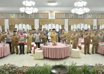 Gubernur Mahyeldi bersama para kepala daerah se-Sumbar saat Rakor SPM di Auditorium Gubernur. (dok. istimewa)