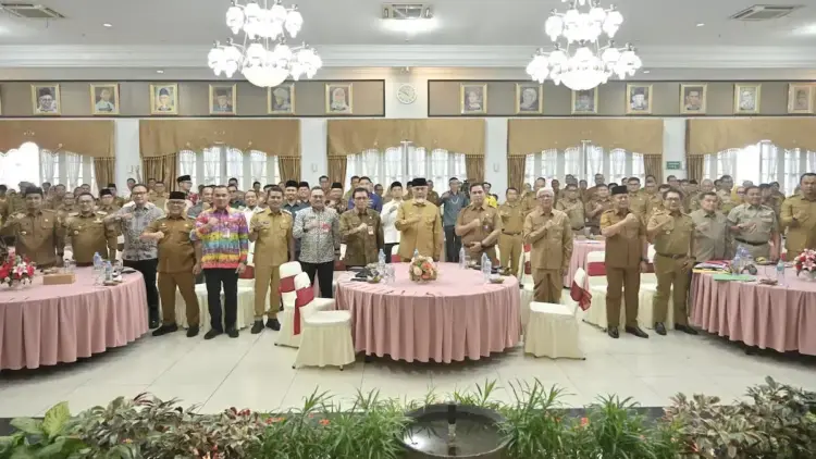 Gubernur Mahyeldi bersama para kepala daerah se-Sumbar saat Rakor SPM di Auditorium Gubernur. (dok. istimewa)