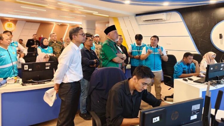 Gubernur Sumbar Tinjau Dispatcher dan Command Center PLN Pastikan Keandalan Listrik 1 Gubernur Mahyeldi cek command center PLN. (dok. istimewa)