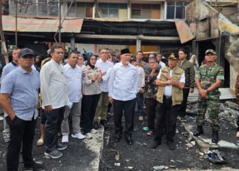 Gubernur Mahyeldi cek pasar payakumbuh pascakebakaran. (dok. adpsb)