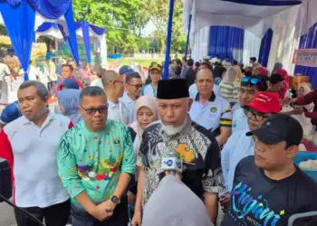 Gubernur Mahyeldi diwawancarai wartawan usai membuka bazaar pangan murah di halaman komplek GOR Haji Agus Salim. (dok. adpsb)