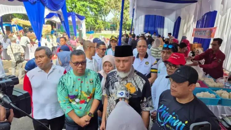 Gubernur Mahyeldi diwawancarai wartawan usai membuka bazaar pangan murah di halaman komplek GOR Haji Agus Salim. (dok. adpsb)