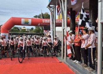 Gubernur Sumbar Lepas Peserta Gowes Parade Merah Putih 80 Kilometer 9 Gubernur Mahyeldi lepas peserta Gowes Merah Putih. (dok. adpsb)