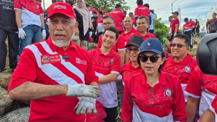 Sumbar dan Jambi Siap Bersinergi Jadi Tuan Rumah PON 2032 1 Gubernur Mahyeldi saat aksi bersih di Pantai Padang jelang HUT RI ke-80. (dok. adpsb)