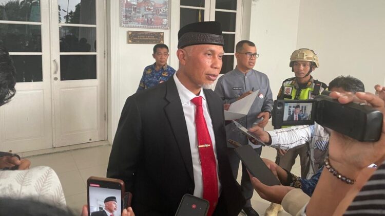 Gubernur Mahyeldi saat diwawancarai wartawan usai rapat jelang peringatan HUT RI ke 80