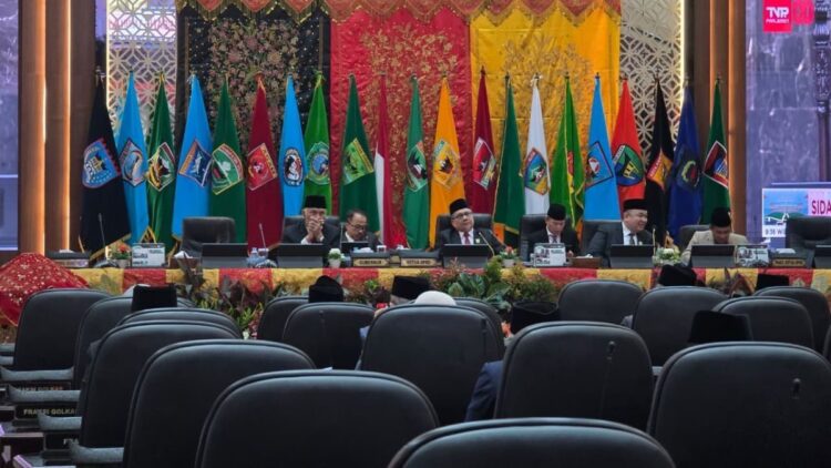 Gubernur Mahyeldi Ajak Warga Sumbar Resapi Pesan Presiden untuk Bangun Daerah 1 Gubernur Mahyeldi saat sidang paripurna HUT Ri