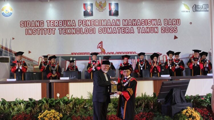 Gubernur Mahyeldi saat sidang terbuka penerimaan mahasiswa baru ITERA. (dok. adpsb)