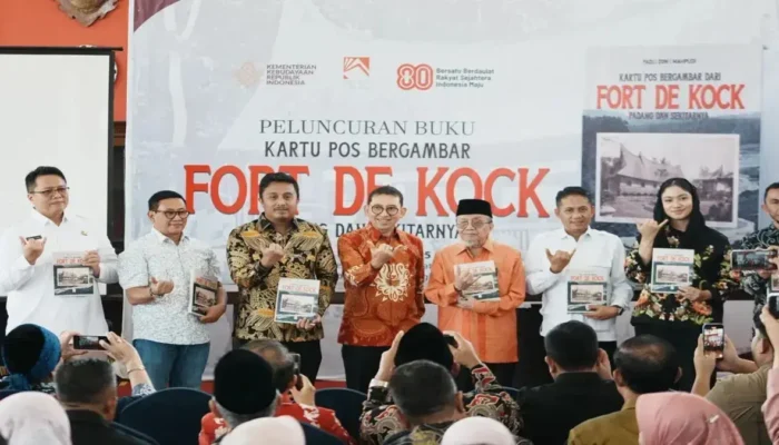 Buku Baru Fadli Zon Tampilkan Kartu Pos Lawas Bergambar Fort de Kock