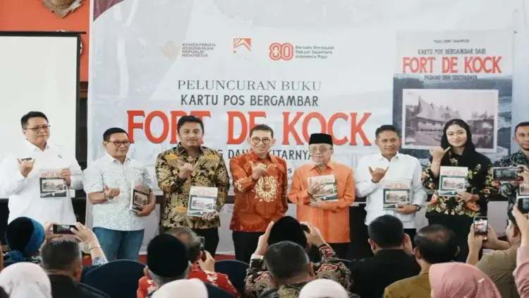Buku Baru Fadli Zon Tampilkan Kartu Pos Lawas Bergambar Fort de Kock 1 Menteri Kebudayaan Fadli Zon saat merilis secara resmi buku bergambar "Kartu Pos Fort de Kock, Padang dan sekitarnya" di Bukittinggi, Sumatera Barat, Sabtu (2/8/2025) (ANTARA/HO-Kementerian Kebudayaan)
