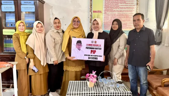 Andre Rosiade Salurkan 84 Beasiswa PIP untuk Murid SDN 53 Kampung Jambak, Padang